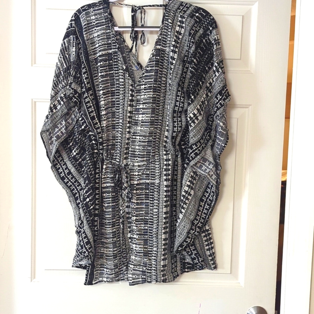Black and white patterned Bailey blue extra large jumper or bathing suit cover